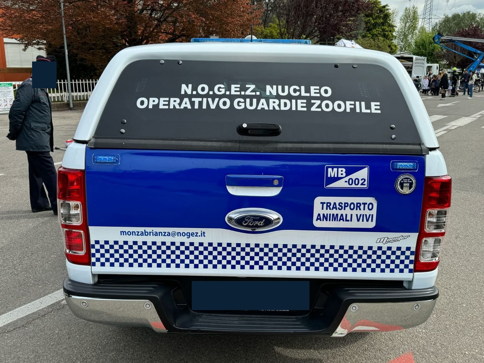 Archivio N.O.G.E.Z. — mezzo con riferimenti a Monza Brianza; volti e targhe oscurati ove presenti